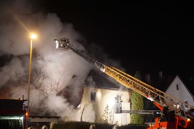 Esslingen-Zell: Gebaeudevollbrand mit mehreren Verletzten - Vermutlich Chemikalien im Gebaeude